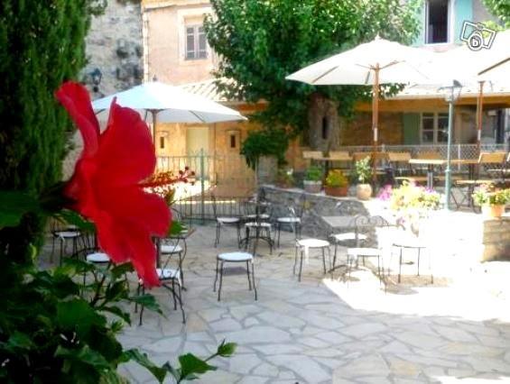 Auberge Le Bistrot De Lussan Lussan  Экстерьер фото